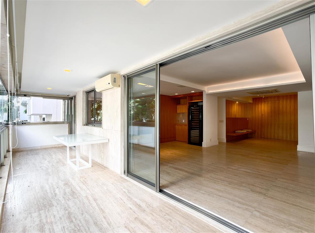 Apartamento de 150 m² com 3 Suítes e Varanda à Venda em Ipanema